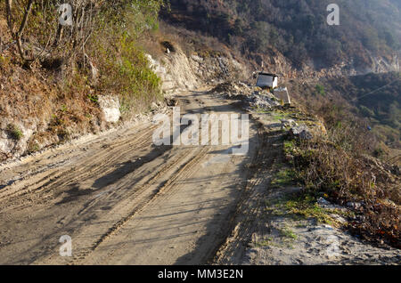 Dirt Road, Wangdue Phodrang - trongsa Highway, in der Nähe von Trongsa, Bhutan Stockfoto