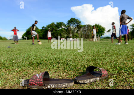 UGANDA Kasese, Jugendliche spielen Fußball/Jugendliche spielen Fussball Stockfoto