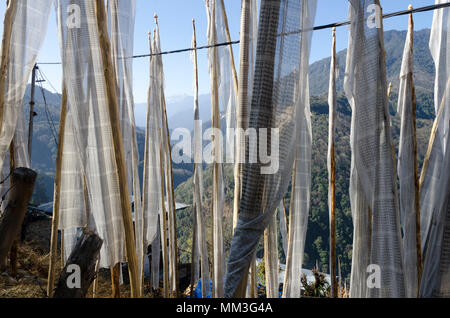 Gebetsfahnen und Bergketten, Trongsa, Bhutan Stockfoto