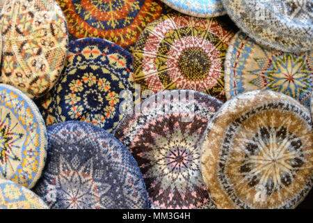 Eine Vielzahl von traditionellen Shetland Fair Isle Muster in Jumper und Hüte auf den Shetland Inseln gemacht Stockfoto