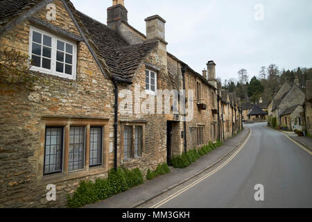 Alte historische Stein erbaut aus Stein und Ziegeldach Cottages auf der Straße in Castle Combe Dorf wiltshire England Großbritannien Stockfoto