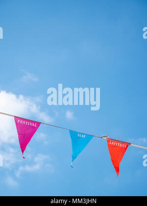 Bunte wimpelketten in Hay-on-Wye werben die Hay Festival für 2018 Stockfoto