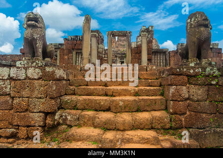 Vorderansicht des terrassierten Landung der Ost Mebon Tempel in Kambodscha. Die Treppe, die von zwei Löwen Statuen bewacht, führt zu der im Turm. Stockfoto