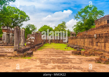 Der Gehweg auf der ersten Ebene der Kambodschanischen Ost Mebon Tempel. Auf der linken Seite sind Galerie Ruinen. Stockfoto