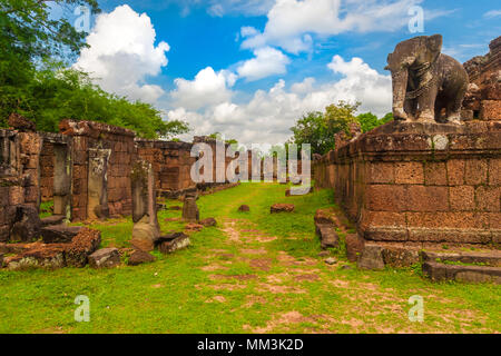 Eine nach außen gerichtete guardian Elefantenstatue, stehend auf der oberen Ecke der Wand in der Kambodschanischen Ost Mebon Tempel. Stockfoto