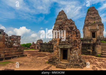 Schöne Sicht auf die roten Backsteinturm mit besonders elegantem Sturz auf der mittleren Terrasse des Ost Mebon Tempel in Kambodscha geschnitzten ruinieren. Stockfoto