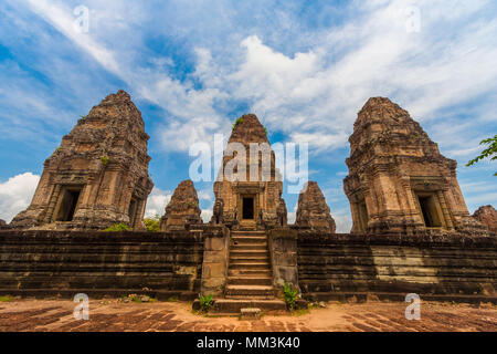 Große Vorderansicht des inneren Heiligtum der Kambodschanischen Ost Mebon Tempel. Die Treppe Eingang wird von zwei Löwen Statuen bewacht. Stockfoto