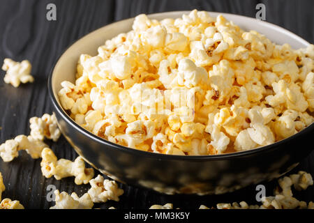 Beliebter Snack: gesalzene Popcorn mit Cheddar Käse und Parmesan in eine Schüssel close-up auf dem Tisch. Horizontale Stockfoto