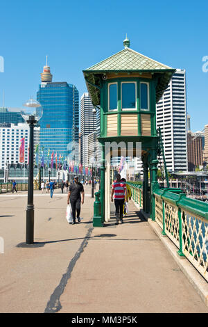 Fußgänger auf der Pyrmont Drehbrücke in Darling Harbour in Sydney Stockfoto