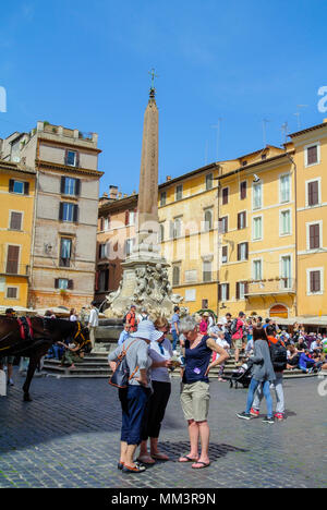 Die Fontana del Pantheon und der Piazza della Rotonda, vor dem Pantheon, Rom, Italien Stockfoto