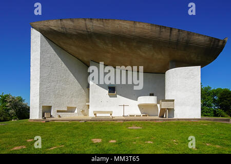 Notre Dame du Haut, Ronchamp-Kapelle, entworfen vom schweizerisch-französischen Architekten Le Corbusier, Frankreich. Stockfoto