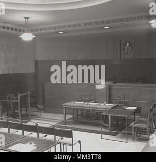 1950er Jahre, historische Bild zeigt den Innenraum Gerichtssaal der Lambeth Jugendgericht, Lambeth, London, England. Diese spezialisierten Gerichte zu Trial Kinder unter 16. In den 1940er Jahren mehrere menbers der großen Zug Raub Gang waren Sätze am Gericht für Kleinkriminalität einschließlich Gordon Goody, einer der Köpfe hinter der Raub, die über 12 Monate lang im Juni 1945 gebunden war. Stockfoto