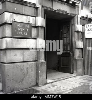 1950er Jahre, historische Bild zeigt den Eingang des Lambeth Jugendgericht, Lambeth, London, England. In den 1940er Jahren mehrere menbers der großen Zug Raub Gang waren Sätze am Gericht für Kleinkriminalität einschließlich Gordon Goody, einer der Köpfe hinter der Raub, die über 12 Monate lang im Juni 1945 gebunden war. Stockfoto