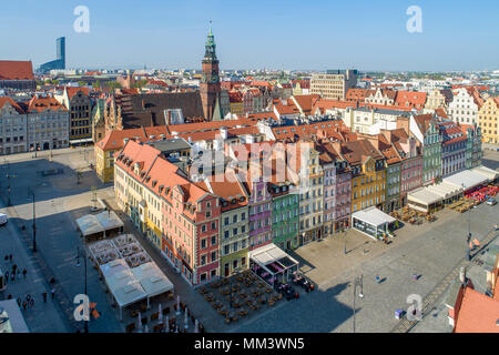 Polen, Breslau. Marktplatz (Rynek) mit alten historischen Mietskasernen, gotische Rathaus und Restaurants im Freien. Luftaufnahme. Am frühen Morgen. Stockfoto