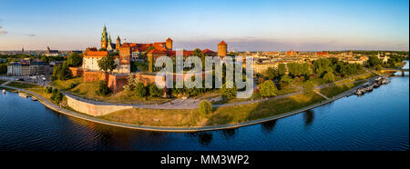 Krakau, Polen. Breite Antenne Panorama bei Sonnenuntergang mit Königlichen Schloss Wawel und der Kathedrale. Weit Blick auf Altstadt und alten jüdischen Stadtteil Kazimierz. Weichsel Stockfoto