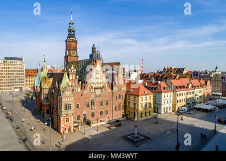 Wroclaw, Polen. Historische Markierung (Rynek) und das alte gotische Rathaus, im 14. Jahrhundert erbaut. Luftaufnahme. Am frühen Morgen Stockfoto