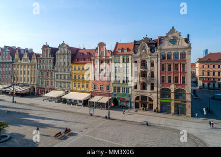 Polen, Breslau. Marktplatz (Rynek) mit alten historischen Mietshäuser und Restaurants im Freien. Luftaufnahme. Am frühen Morgen Stockfoto