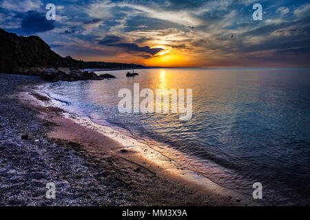 Lebhafter Sonnenuntergang an der ruhigen Adria. Punta Aderci, Abruzzen Stockfoto