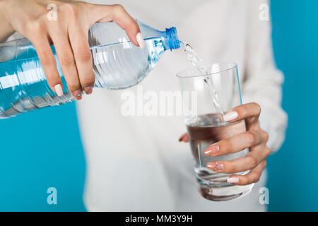 Frau füllen Sie ein Glas Wasser Stockfoto