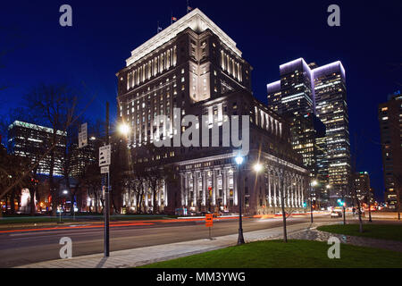 Montreal, Kanada, 8. Mai 2018. Sunlife Gebäude mit der Ort Ville Marie Turm im Hintergrund bei Nacht. Credit: Mario Beauregard/Alamy Leben Nachrichten. Stockfoto