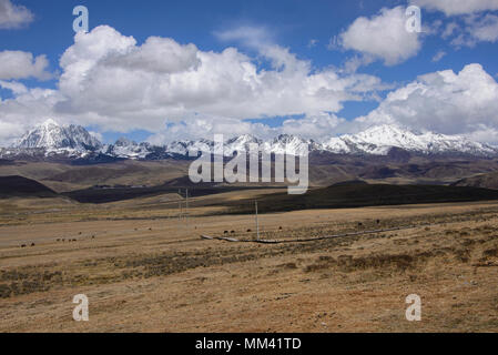 Atemberaubende Aussicht auf 5820 m Yala Snow Mountain (zhara Lhatse) oberhalb der Tagong Grasland, Sichuan, China Stockfoto