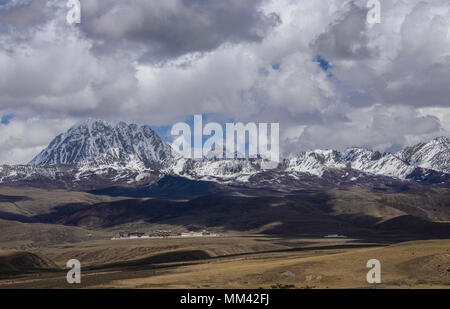 Atemberaubende Aussicht auf 5820 m Yala Snow Mountain (zhara Lhatse) oberhalb der Tagong Grasland, Sichuan, China Stockfoto