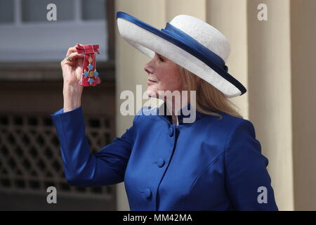 Schauspielerin Susan Hampshire nach der Ordensverleihung am Buckingham Palace, Central London, wo Sie ein CBE (Commander des Ordens des Britischen Empire) vorgenommen wurde. Stockfoto