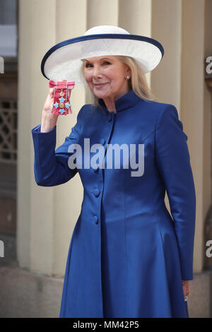 Schauspielerin Susan Hampshire nach der Ordensverleihung am Buckingham Palace, Central London, wo Sie ein CBE (Commander des Ordens des Britischen Empire) vorgenommen wurde. Stockfoto