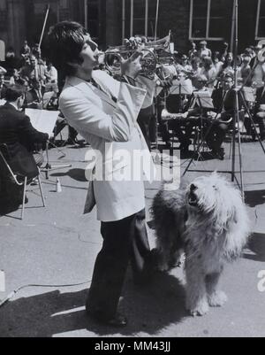Paul McCartney und Hund mit dem Brighouse und Raistrick Brass Band Stockfoto