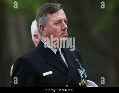 Vice Admiral Mark Mellett, Stabschef der irischen Streitkräfte, besucht eine staatliche religiöse Zeremonie die Ostern 1916 steigende Führer an Arbour Hill Friedhof in Dublin zu gedenken. Stockfoto