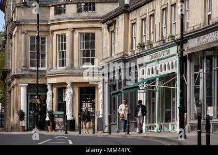 Fußgänger vorbei gehen. Geschäfte und Bars/Restaurants in Montpellier Bezirk von Cheltenham, Gloucestershire. Stockfoto