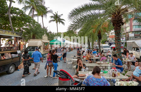 Thailand Street Food Festival mit Menschen essen auf dem Bürgersteig. Pattaya Thailand Südostasien Stockfoto