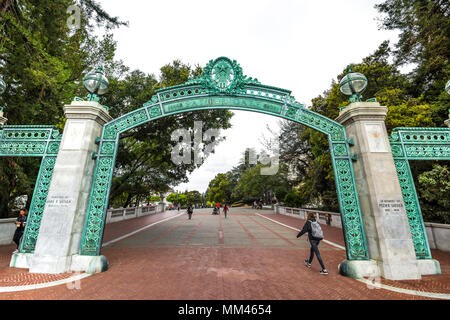 Sather Gate auf der UC Berkeley University Campus, Berkeley, CA, USA. Stockfoto