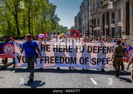 Menschen aus über Großbritannien März an Whitehall Teil in einer Freiheit der Rede Kundgebung der rechtsextremen Aktivisten Tommy Robinson, London, UK organisiert wird Stockfoto