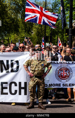 Menschen aus der Demokratischen Fußball Jungs Allianz und British Army Veterans März an Whitehall Teil in einer Freiheit der Rede Rally, London, UK Stockfoto