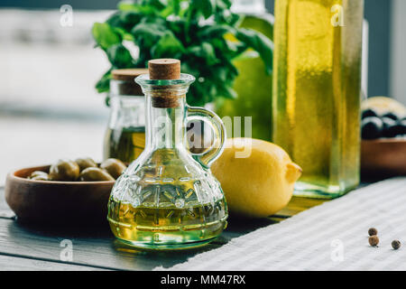 Olivenöl Flaschen mit Gemüse Stockfoto