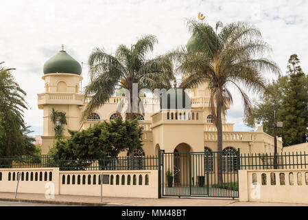 DUNDEE, SÜDAFRIKA - 21. MÄRZ 2018: eine Moschee, mit Palmen vor, in Dundee in der Provinz Kwazulu-Natal Stockfoto