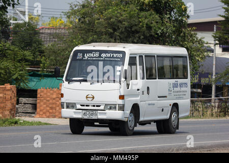 CHIANG MAI, Thailand - 20 april 2018: School Bus des Dulabhatorn Stiftung. Foto an der Straße Nr. 121 ca. 8 km von der Innenstadt von Chiang Mai, Thailand. Stockfoto