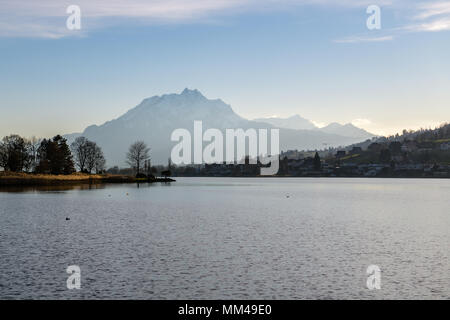 Blick auf den schönen See und den Pilatus Stockfoto