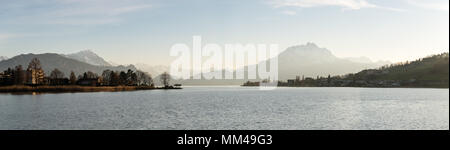 Panoramablick auf den schönen See Lacerne mit den Pilatus im Hintergrund von Kussnacht am Rigi Stockfoto