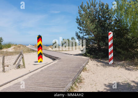 Symbolische Grenze Beiträge an der ehemaligen deutsch-polnischen Grenze Stockfoto