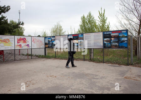 Besucher am Eingang checkpoint Sperrzone von Tschernobyl, Ukraine Stockfoto