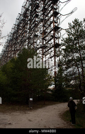 Besucher sucht am Duga Over-the-horizon radar Base in Tschernobyl Stockfoto