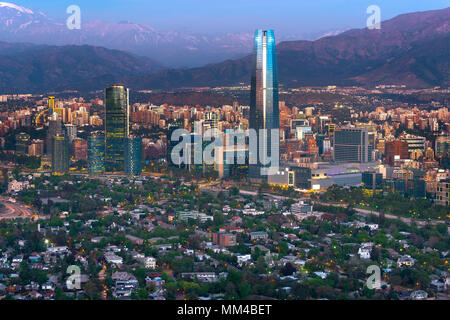 Panoramablick von Santiago de Chile mit Costanera Center skyscraper Stockfoto