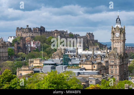 Blick auf die Skyline von Edinburgh Castle und Clocktower von Balmoral Hotel in Edinburgh, Schottland, Großbritannien Stockfoto