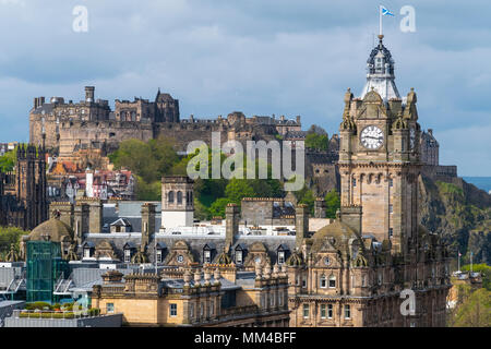 Blick auf die Skyline von Edinburgh Castle und Clocktower von Balmoral Hotel in Edinburgh, Schottland, Großbritannien Stockfoto