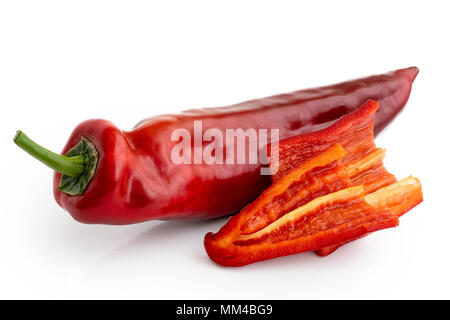 Ramiro süße wies Pfeffer auf weißen und zwei schnittteile isoliert ohne Samen. Stockfoto