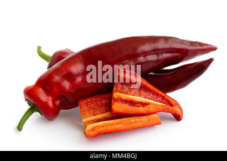 Zwei Ramiro Gemüsepaprika auf weißen und zwei Stücke ohne Samen isolierten hingewiesen. Stockfoto