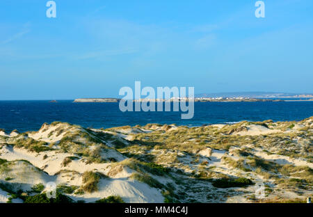 Der Strand Dünen in Peniche. Am Horizont sehen wir die Insel Baleal, an der Atlantikküste von Portugal Stockfoto