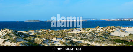 Der Strand Dünen in Peniche. Am Horizont sehen wir die Insel Baleal, an der Atlantikküste von Portugal Stockfoto